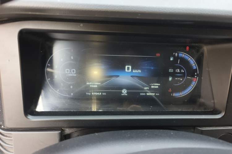 Used Dongfeng Yufeng 2023 V9+ 2.3T Manual Rear-Drive Cargo Van with Dual Rear Tires 3-Seater Instrument Cluster