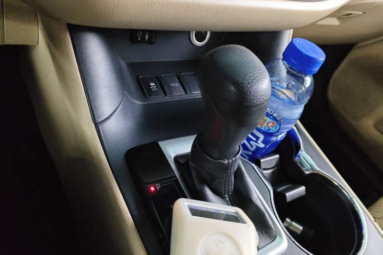 Used Toyota Highlander 2017 2.0T Two-Wheel Drive Elite Version 7 Seats Gear Lever