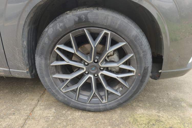 Used CHANGAN OSHAN Z6 2022 Blue Whale 1.5T DCT Smart Navigation Model Right Front Wheel Hub