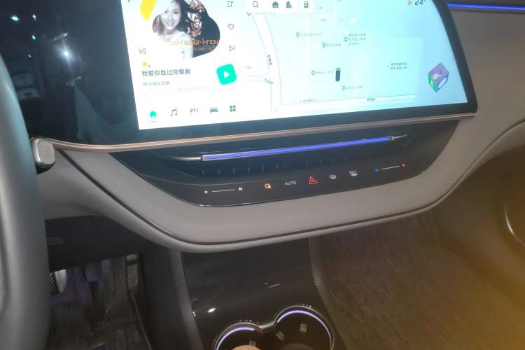 Used Hongqi EH7 2024 760 Pro+ Four-Wheel Drive Version Audio And AC Panel