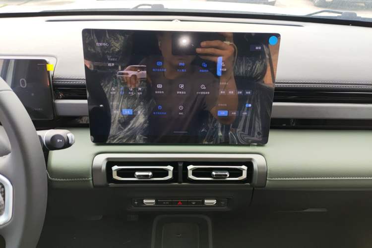 Used Baojun Spark EUV 2026 301km Flagship Edition Audio And AC Panel
