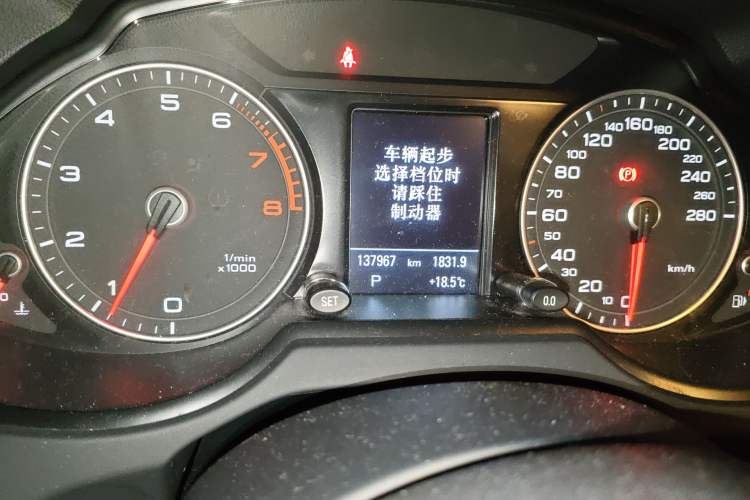 Used Audi Q5 2013 40 TFSI Comfort Edition Odometer Close Up