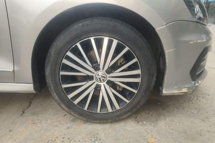 Used Volkswagen Sagitar 2017 230TSI Automatic Luxury Edition Right Front Wheel Hub