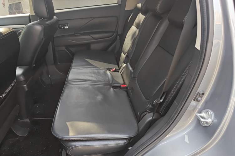 Used Mitsubishi Outlander 2013 2.4L 4x4 Luxury Navigation Edition 5 Seats Left Rear Seat