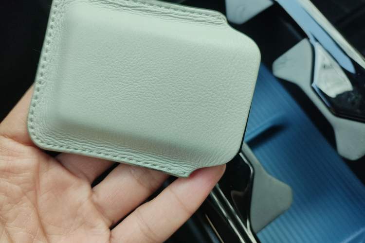 Used Volvo EX30 2025 Rear-Drive Long-Range Plus Model
