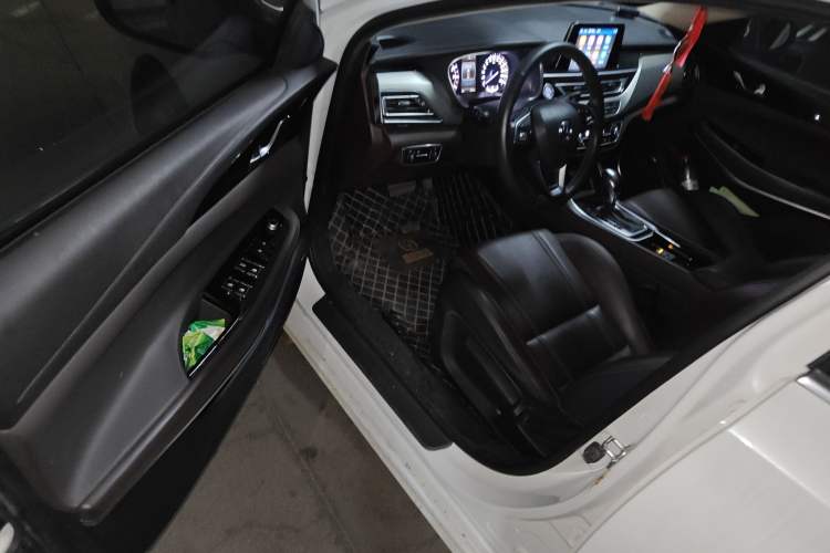 Used CHANGAN Raeton CC 2018 1.5T Automatic Elegant Starry Edition China V Standard Driver Seat