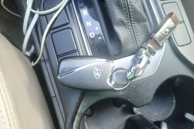 Used Hyundai Santa Fe Classic 2013 Facelift 3.0L 4x4 Comfort Edition with Navigation Euro IV compliant Vehicle Key