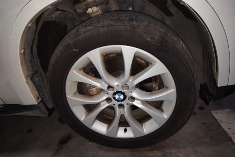 Used BMW X5 2018 xDrive28i Right Front Wheel Hub