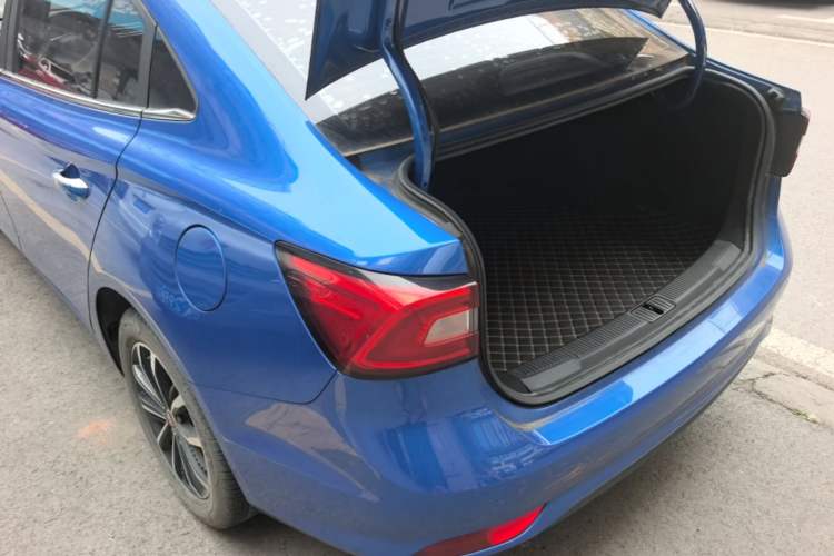 Used Roewe i5 2020 1.5L Automatic 4G Connect Luxury Flagship Edition

