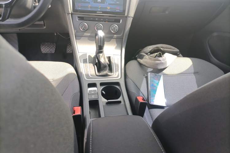 Used Volkswagen Golf 2015 1.6L Automatic Comfort Model Gear Lever