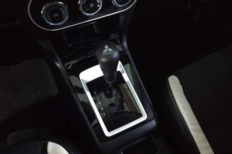 Used Mitsubishi Lancer EX 2016 1.8L CVT Black-and-White Retro Edition Gear Lever
