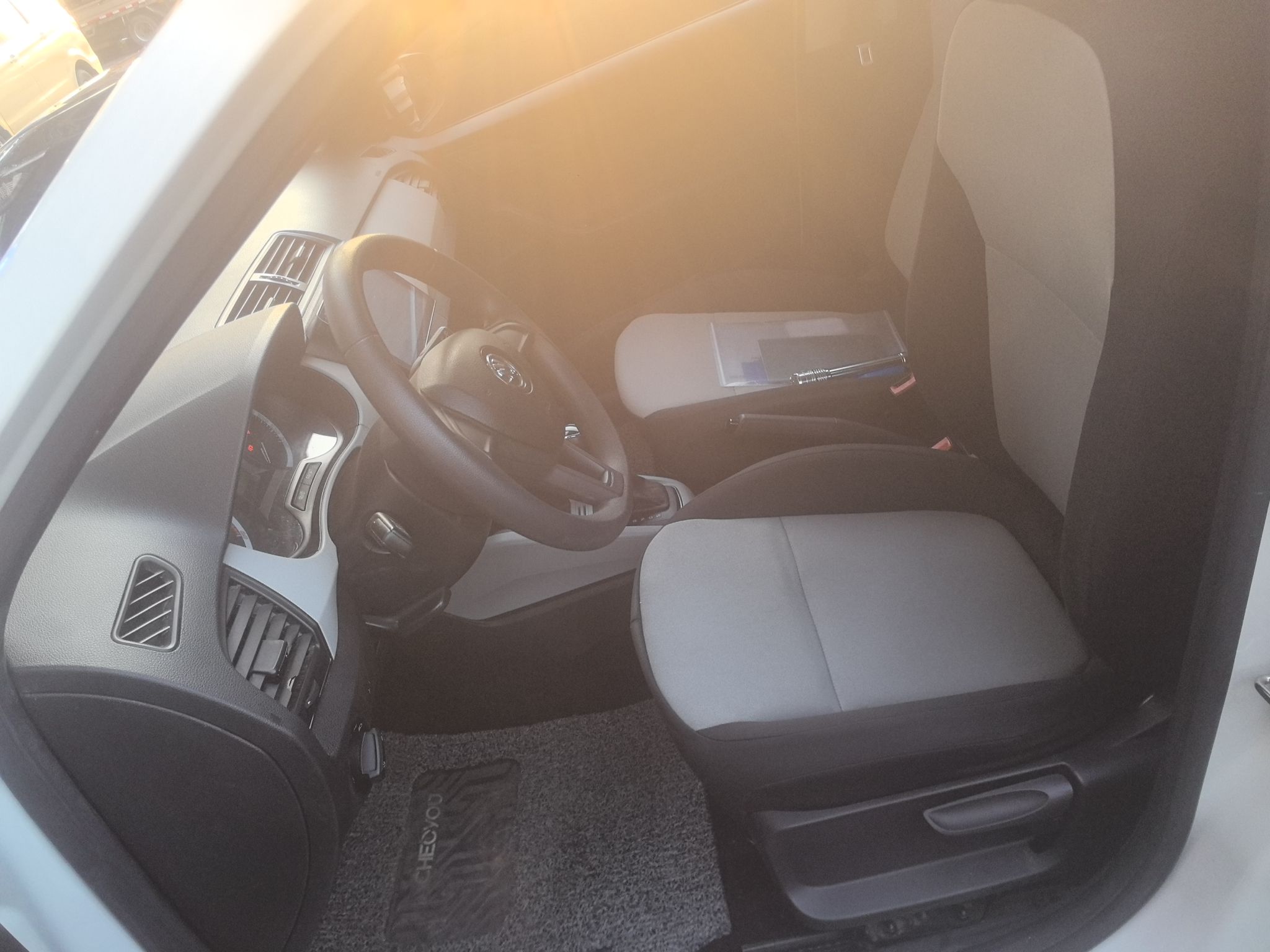 المقاعد الأمامية داخل السيارة