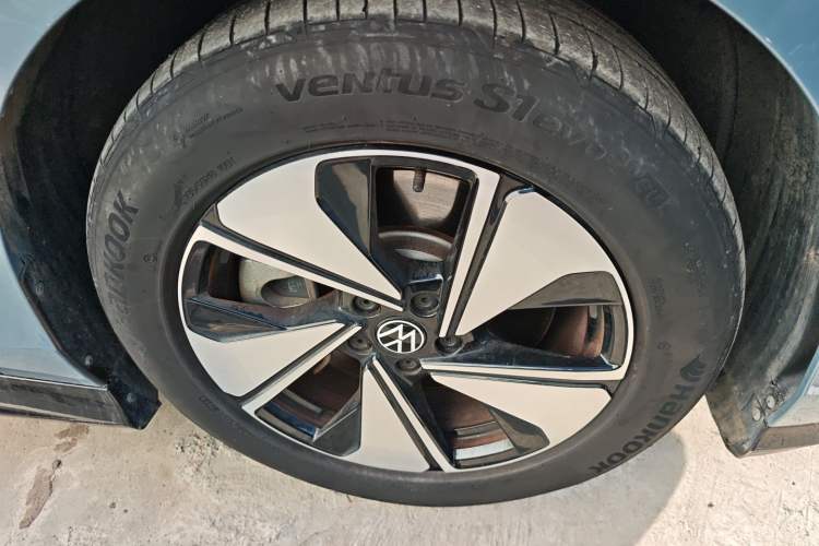 Used Volkswagen ID.7 VIZZION 2024 AIR model Right Front Wheel Hub