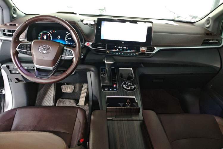 Used Toyota Sienna 2021 2.5L Hybrid Platinum Edition