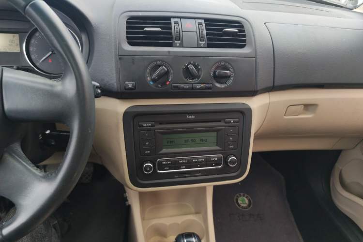Used Skoda Fabia 2012 1.6L Scout Audio And AC Panel
