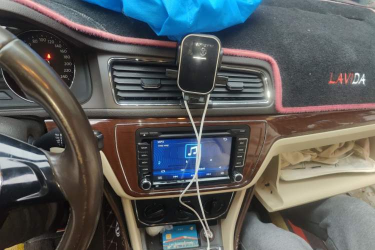 Used Volkswagen Lavida 2015 1.6L Manual Comfort Edition Audio And AC Panel