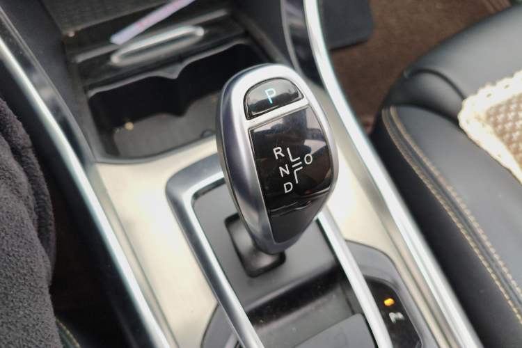 Used BYD Song New Energy 2017 Song DM 1.5TID All-Wheel Drive Prestige Model Gear Lever