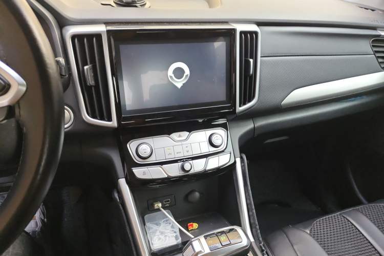 Used Great Wall Poer 2021 2.0T Commercial Version Automatic Diesel Two-Wheel Drive Elite Trim with Long Bed – GW4D20M Audio And AC Panel