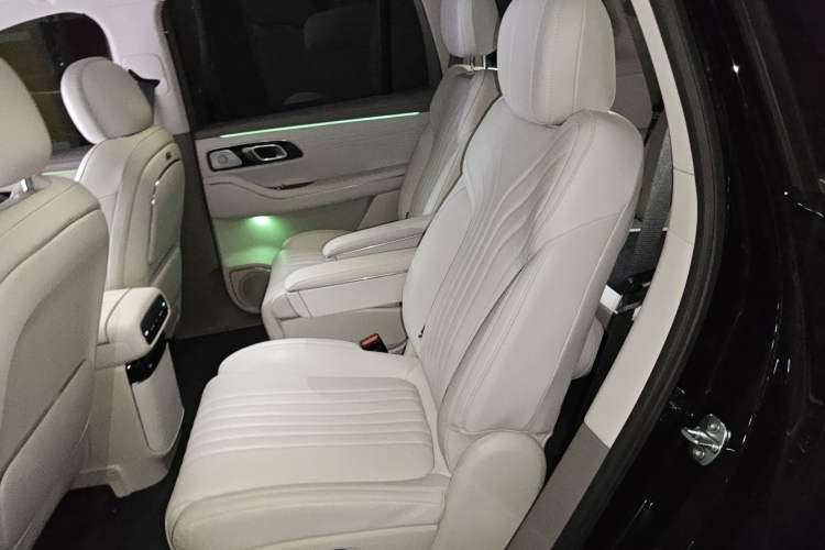 Used Geely Galaxy M9 2025 Model 210km Four-Wheel-Drive Leading Edition
