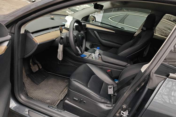 Used Tesla Model Y 2022 Long-Range All-Wheel-Drive Version