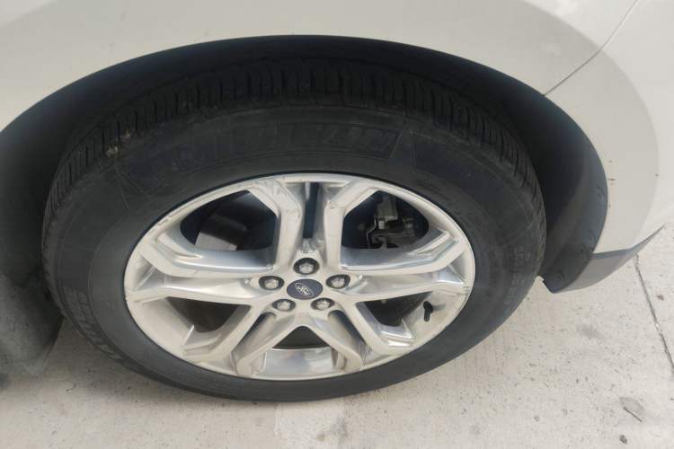 Used Ford Edge 2016 EcoBoost 245 Two-Wheel-Drive Titanium 7-Seater Right Front Wheel Hub