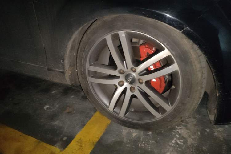 Used Audi Q7  Right Front Wheel Hub