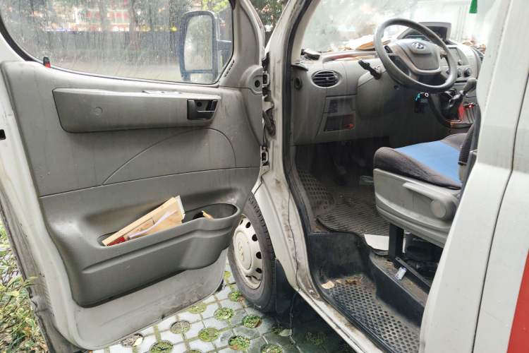 Used SAIC MAXUS Xintu V80 2016 2.5T AMT Aoyuntong National V Short Wheelbase Low-Roof 6-Seater