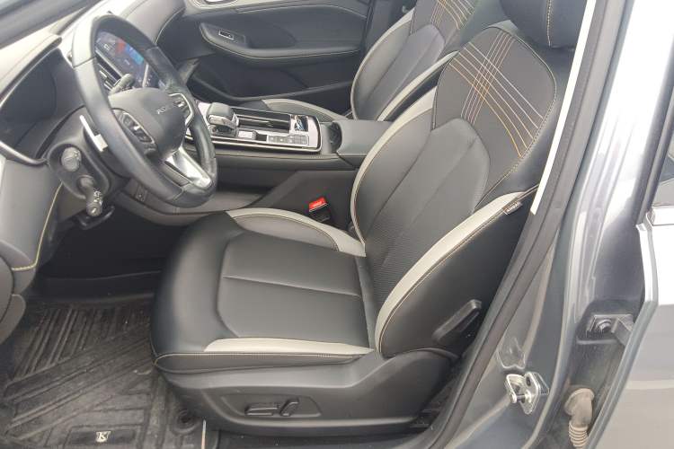 Used Roewe i6 MAX 2020 300TGI Automatic Supreme Edition with Cool Sunroof and Advanced Driving Features
