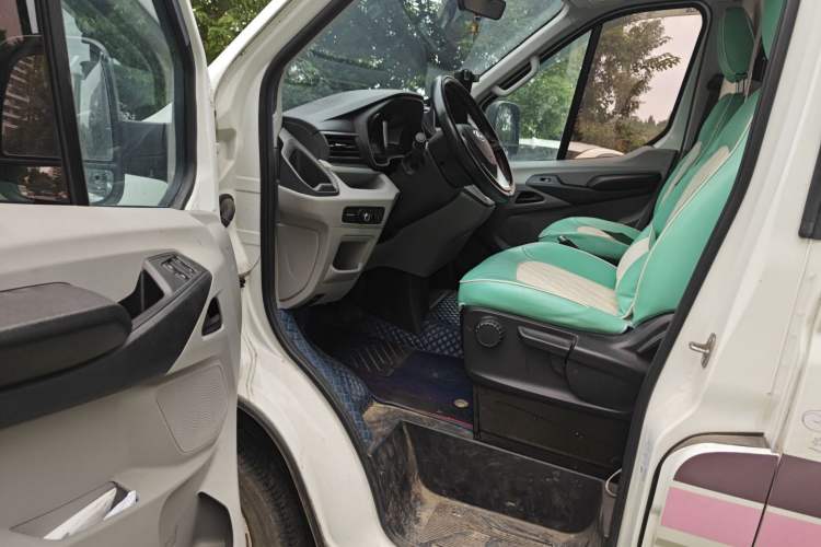 Used SAIC MAXUS Xintu V90 2022 2.0T Automatic Zhiyun King Rear-Drive Long Wheelbase High-Roof Design with Single Rear Tire—6/7 Seater
