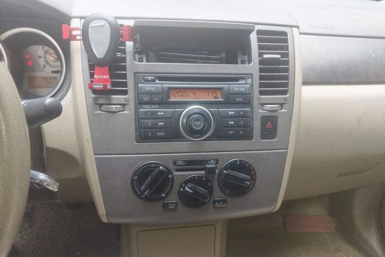 Used Nissan Tiida Sedan 2008 1.6L Manual Fashion Edition Audio And AC Panel