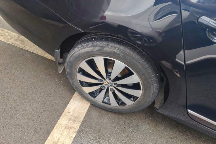 Used Volkswagen Sagitar 2017 1.6L Automatic Comfort Model Right Rear Wheel Hub