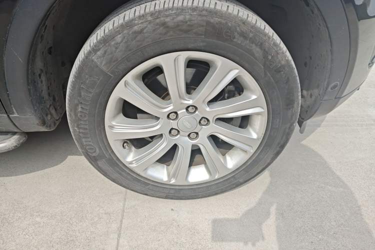 Used Land Rover Discovery Sport 2018 240 PS SE Version Right Front Wheel Hub