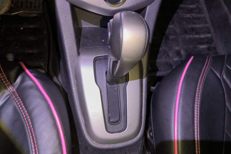 Used Chevrolet Aveo Sonic 2014 Sedan 1.4SL AT Fashion Edition Gear Lever