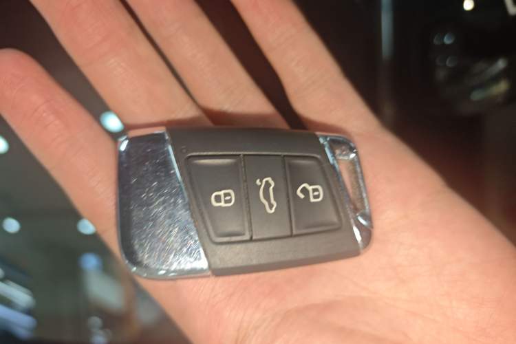 Used Volkswagen Magotan 2023 2 Million Units Commemorative Edition 330TSI DSG Luxury Version Vehicle Key