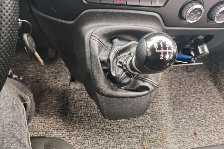 Used JMC Fushun 2025 2.0T 6MT Diesel Mid-Roof Mid-Height Commercial Multi-Purpose 7-Seater Passenger Vehicle