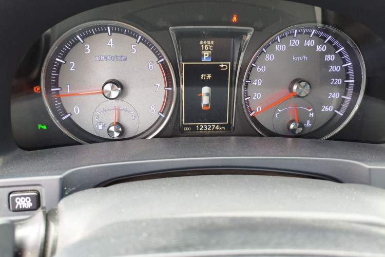 Used Toyota Crown 2018 2.0T Fashion Edition Odometer Close Up