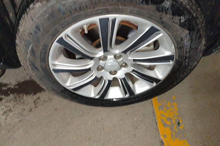 Used Land Rover Discovery Sport 2018 240 PS PURE Edition Right Front Wheel Hub