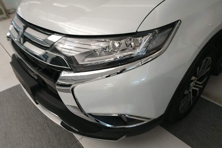 Used Mitsubishi Outlander 2018 2.4L 4x4 Elite Edition 5 Seats Left Front Headlight