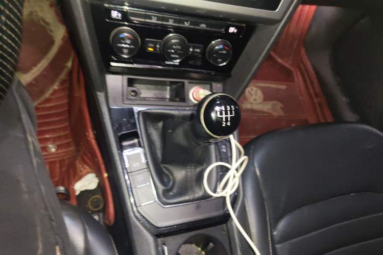 Used Volkswagen Lamando 2017 230TSI Manual Trend Edition Gear Lever