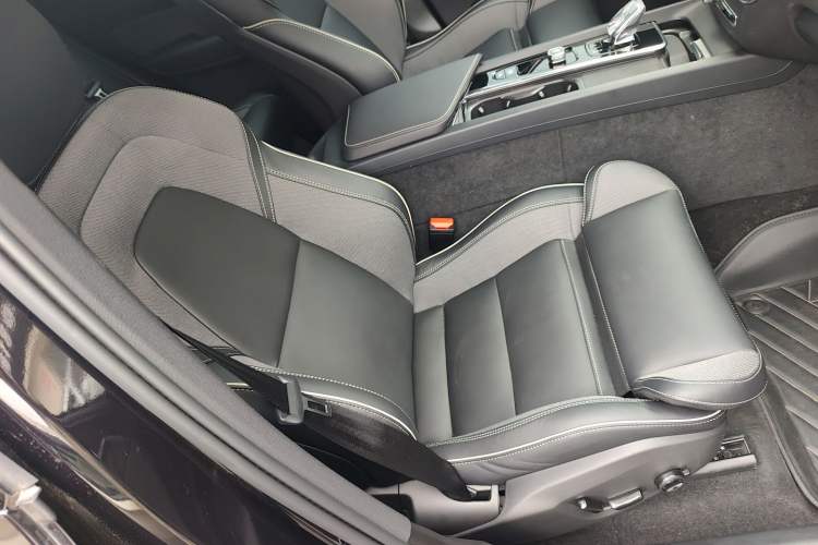 Used Volvo XC60 New Energy 2025 Plug-in Hybrid Long-Range All-Wheel Drive Zhiyuan Extreme Night Black Edition Right Front Seat