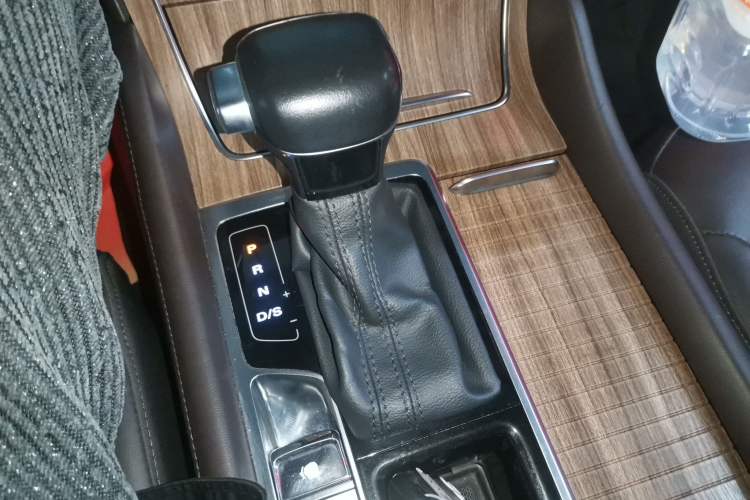 Used Roewe RX8 2018 30T Smart Connectivity Two-Wheel Drive Flagship Edition
