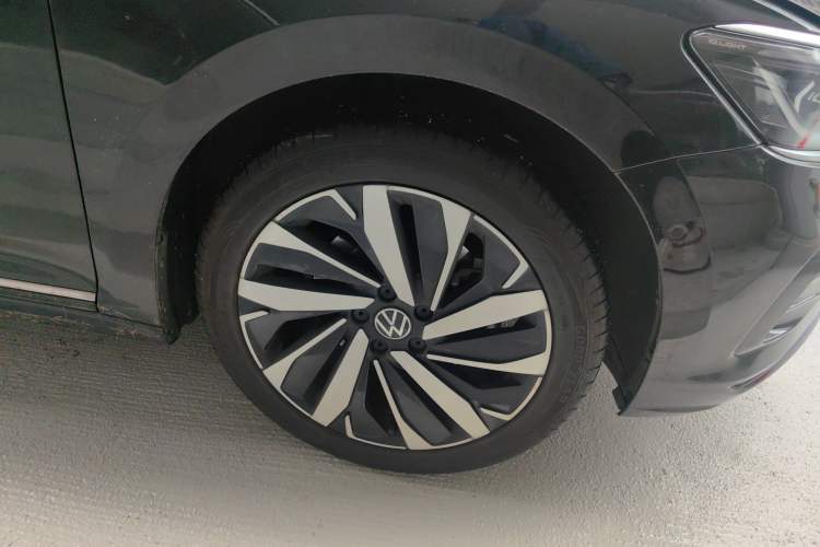Used Volkswagen Passat 2022 330TSI Luxury Edition Right Front Wheel Hub