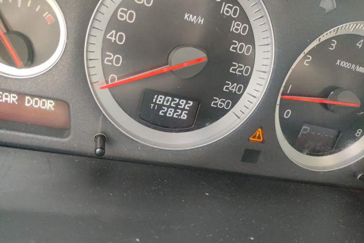 Used Volvo XC Classic 2014 T5 Luxury Edition Odometer Close Up