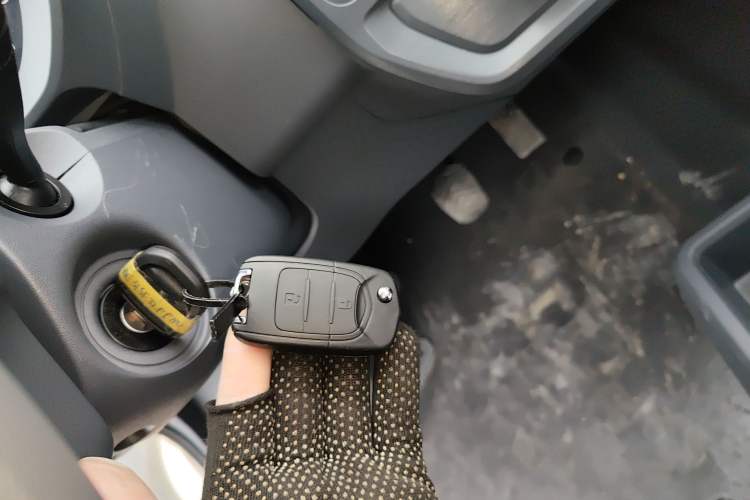 Used Wuling Yangguang 2024 300KM Comfort Version Passenger Van 75kW