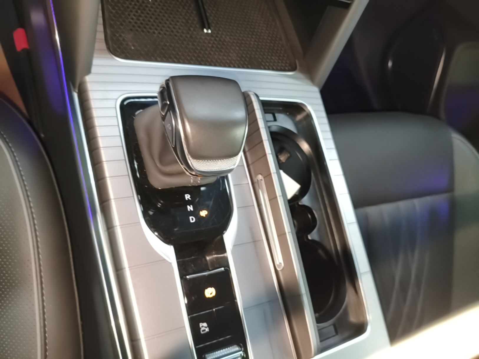 Hongqi HS7 PHEV 2024 2.0T PHEV Four-Wheel Drive Flagship Edition 6 Seats — снимка 18