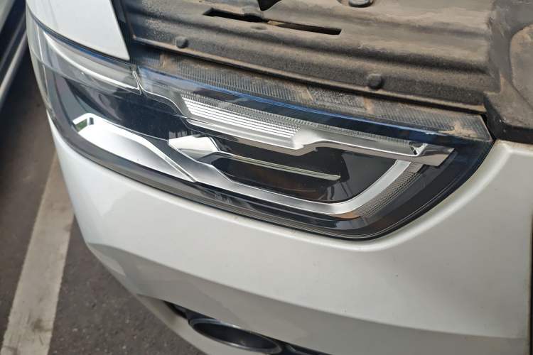 Used Haval H6 2017 Red Label 2.0T Automatic Two-Wheel Drive ZhiShang Model Right Front Headlight