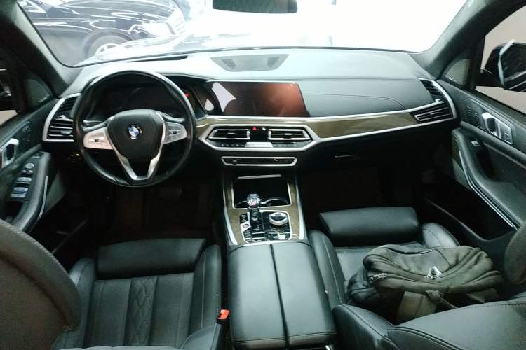 Used BMW X7 2021 xDrive40i Luxury Package with Premium Features