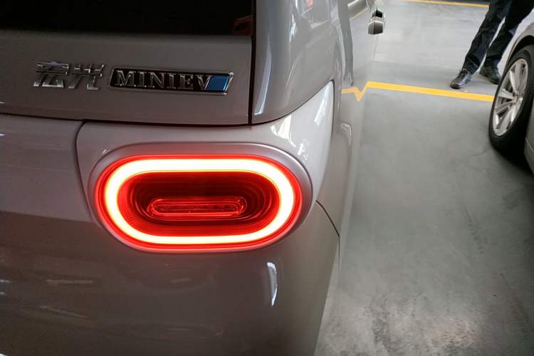 Used Wuling Hongguang MINIEV 2024 3rd Generation 215km Advanced Version Exterior 3