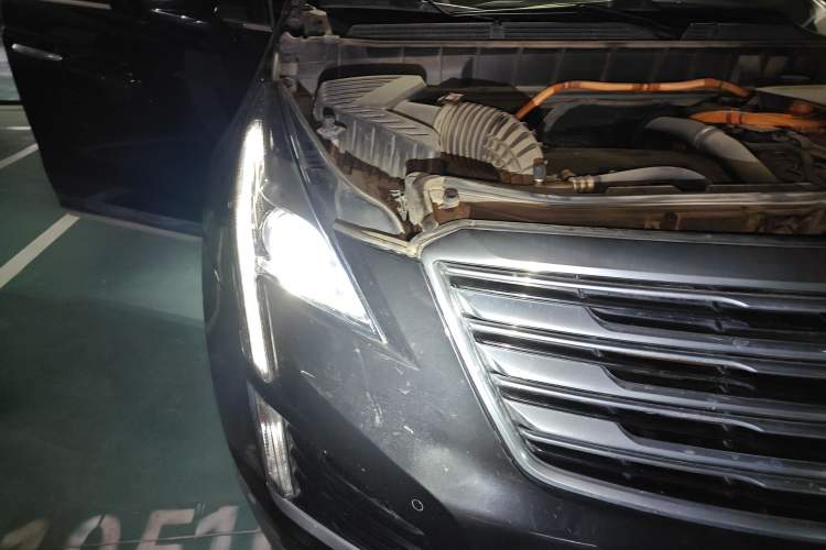 Used Cadillac XT5 2018 28E Four-Wheel Drive Tech Version Right Front Headlight