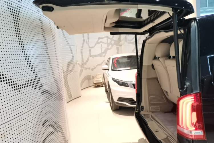 Used Mercedes-Benz V-Class 2021 V 260 Avantgarde Edition Trunk